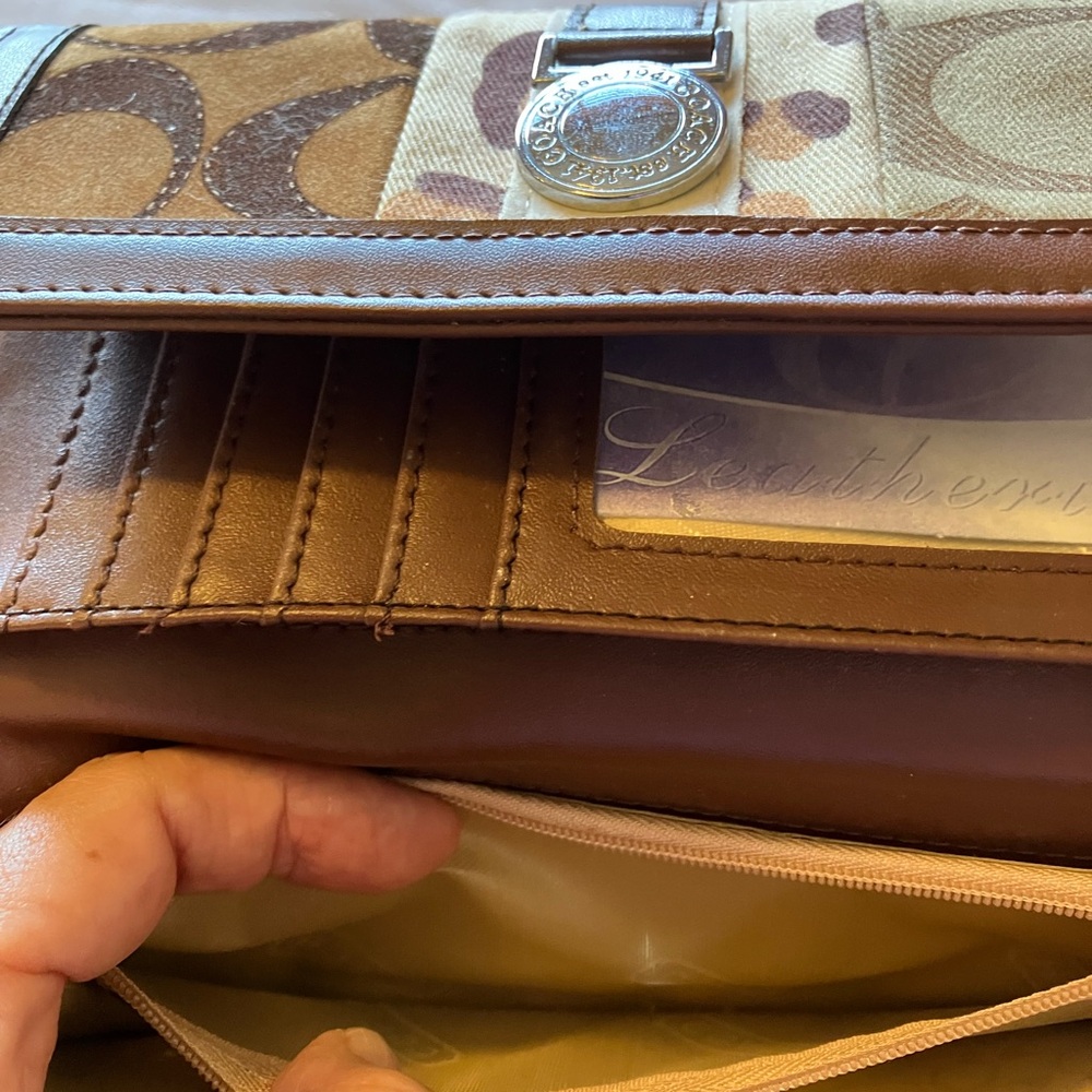 Faux COACH Women’s Wallet in Elegant Shades of Brown - Picture 5 of 7